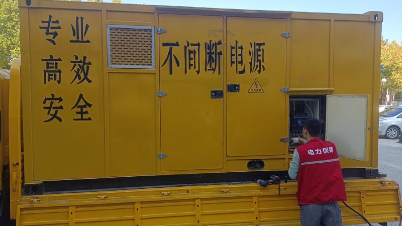 银海柴油发电机组和UPS电源配合使用时，如何避免切换过程中的电力中断？